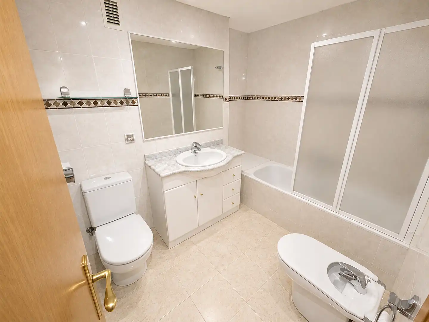 Baño de Piso de alquiler en Escaldes – Engordany con Calefacción y Terraza