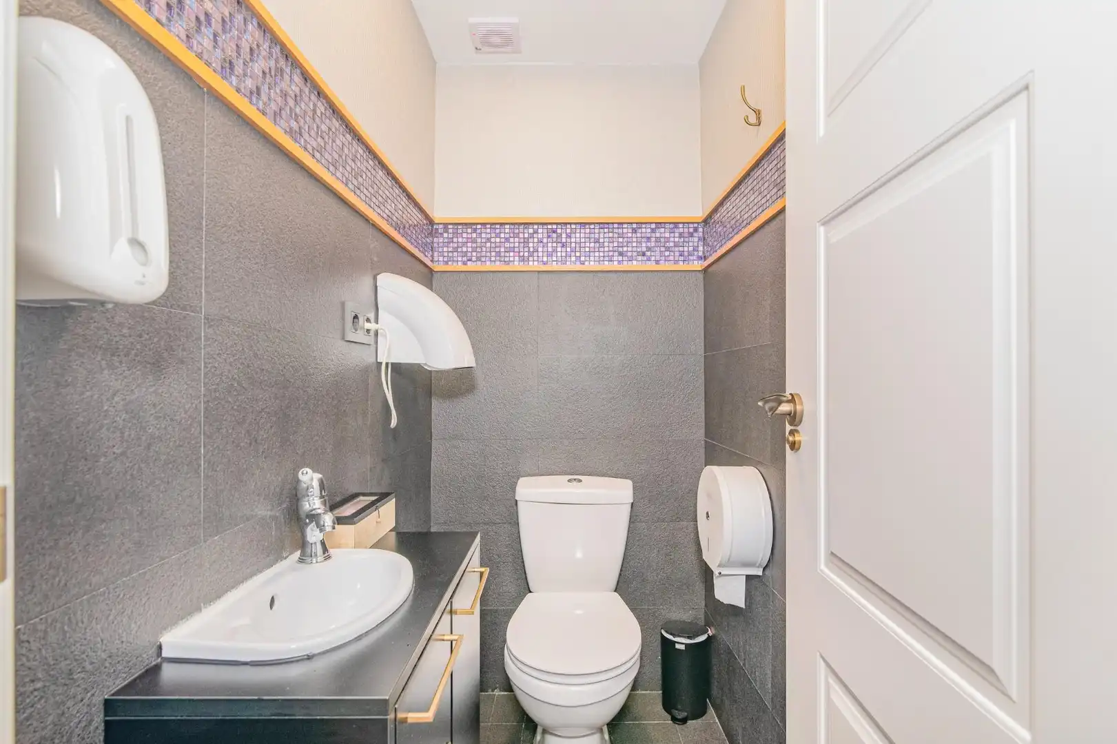 Baño de Local en traspaso en Granada con Aire acondicionado y Amueblado