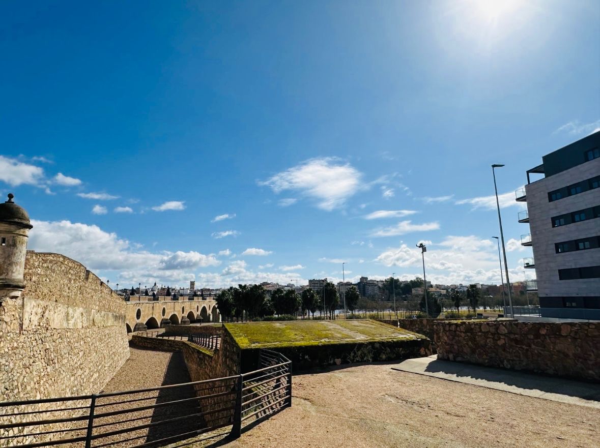 Vista exterior de Casa adosada en venda en Badajoz Capital amb Terrassa i Moblat