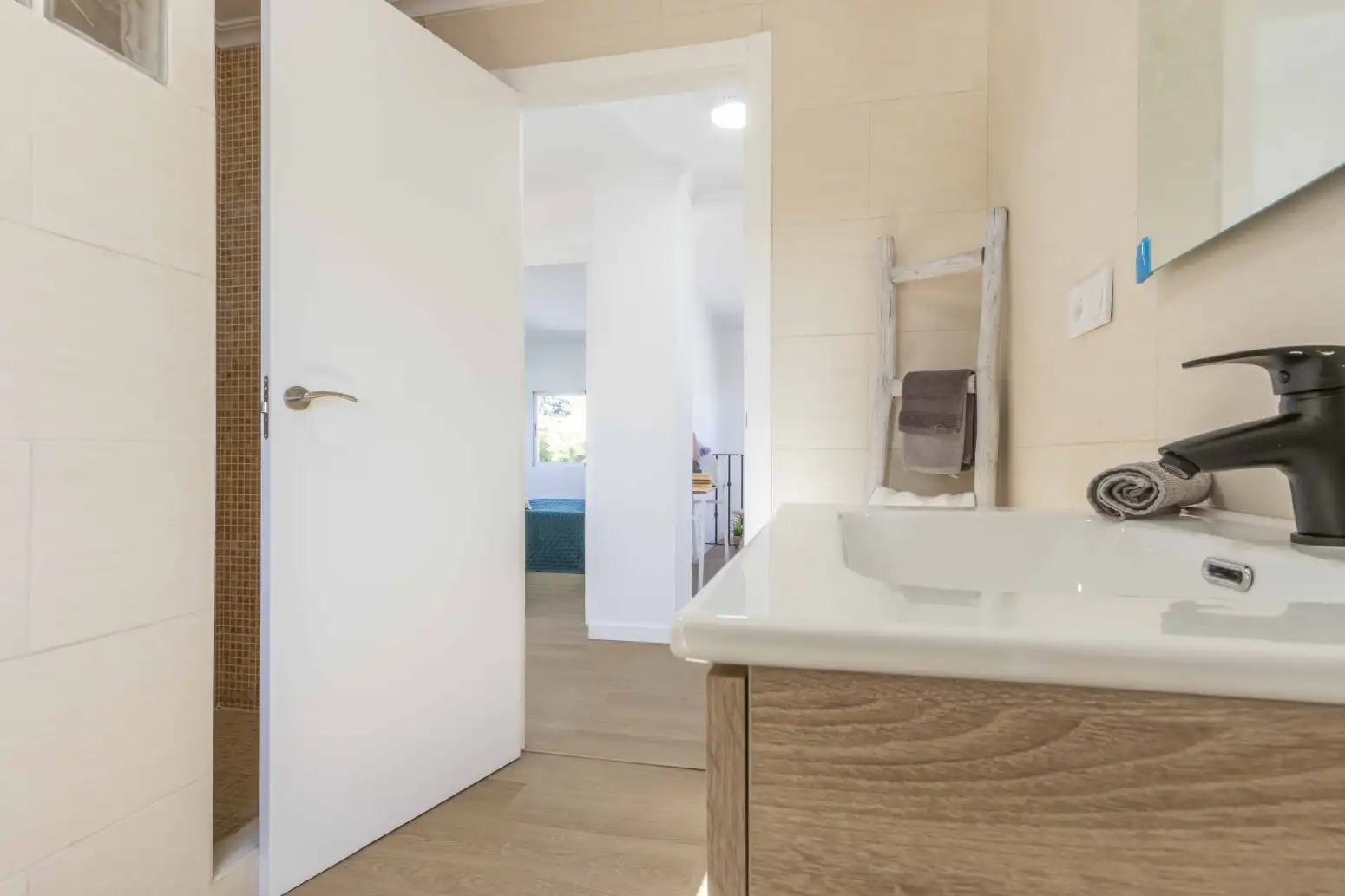 Bany de Casa o xalet en venda en La Pobla de Vallbona amb Jardí privat i Piscina