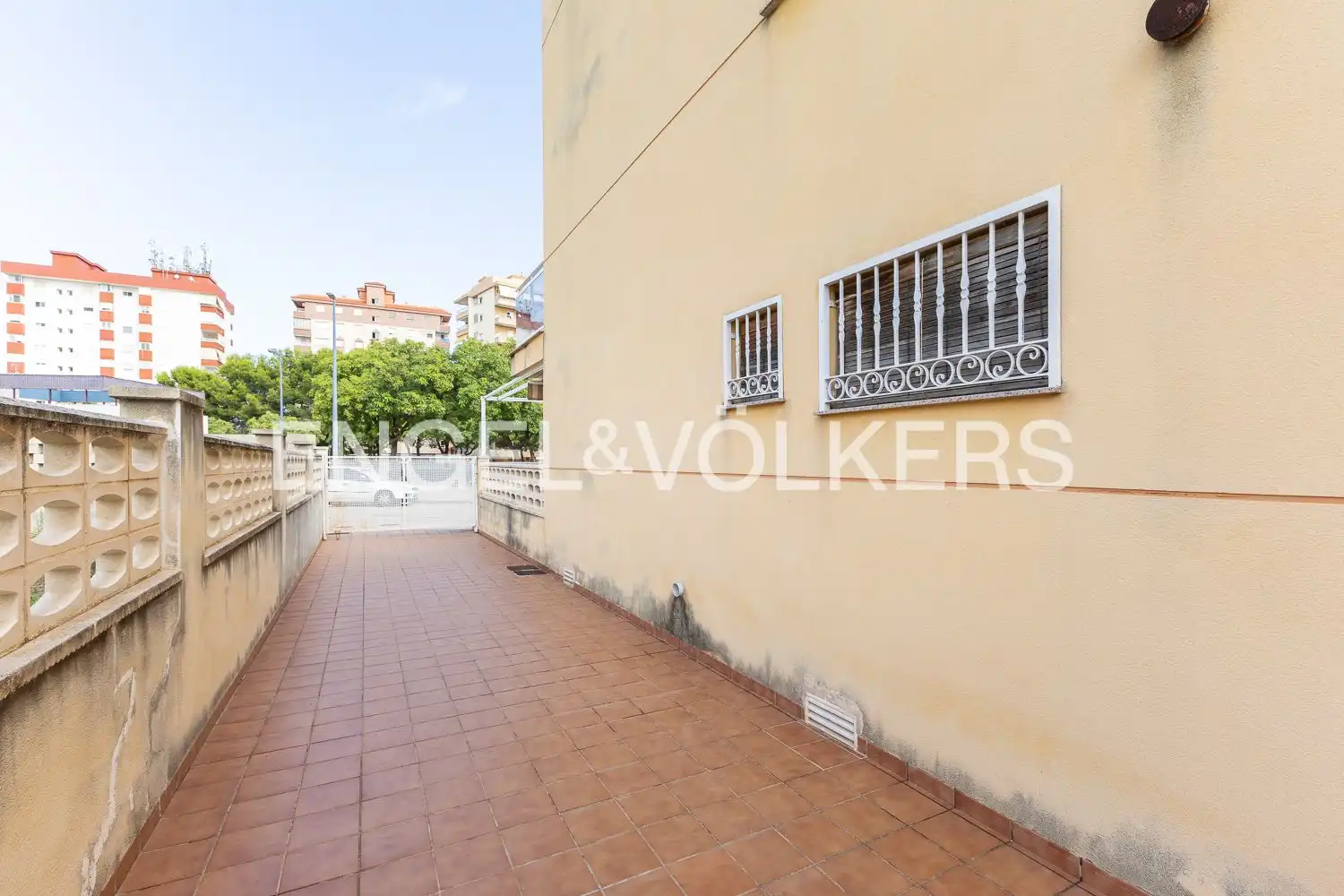 Vista exterior de Casa adosada en venda en Miramar amb Aire condicionat, Calefacció i Terrassa