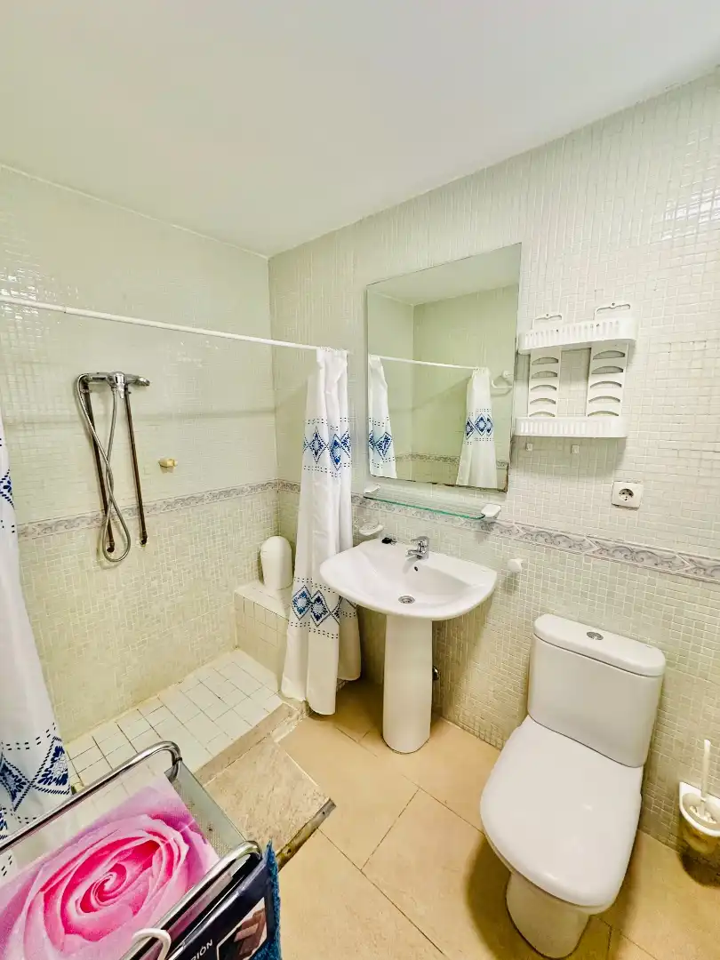 Badezimmer von Wohnung zur Miete in Granada mit Heizung, Möbliert und Waschmaschine