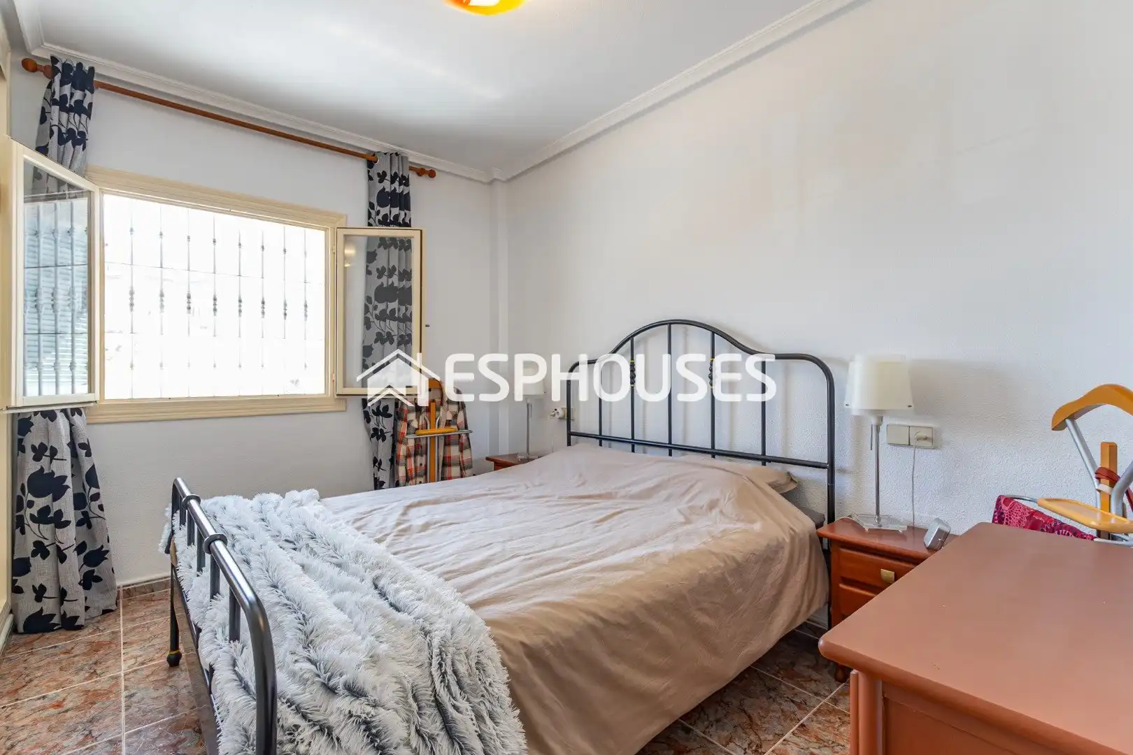 Schlafzimmer von Erdgeschoss zum Verkauf in Guardamar del Segura mit Klimaanlage, Terrasse und Balkon