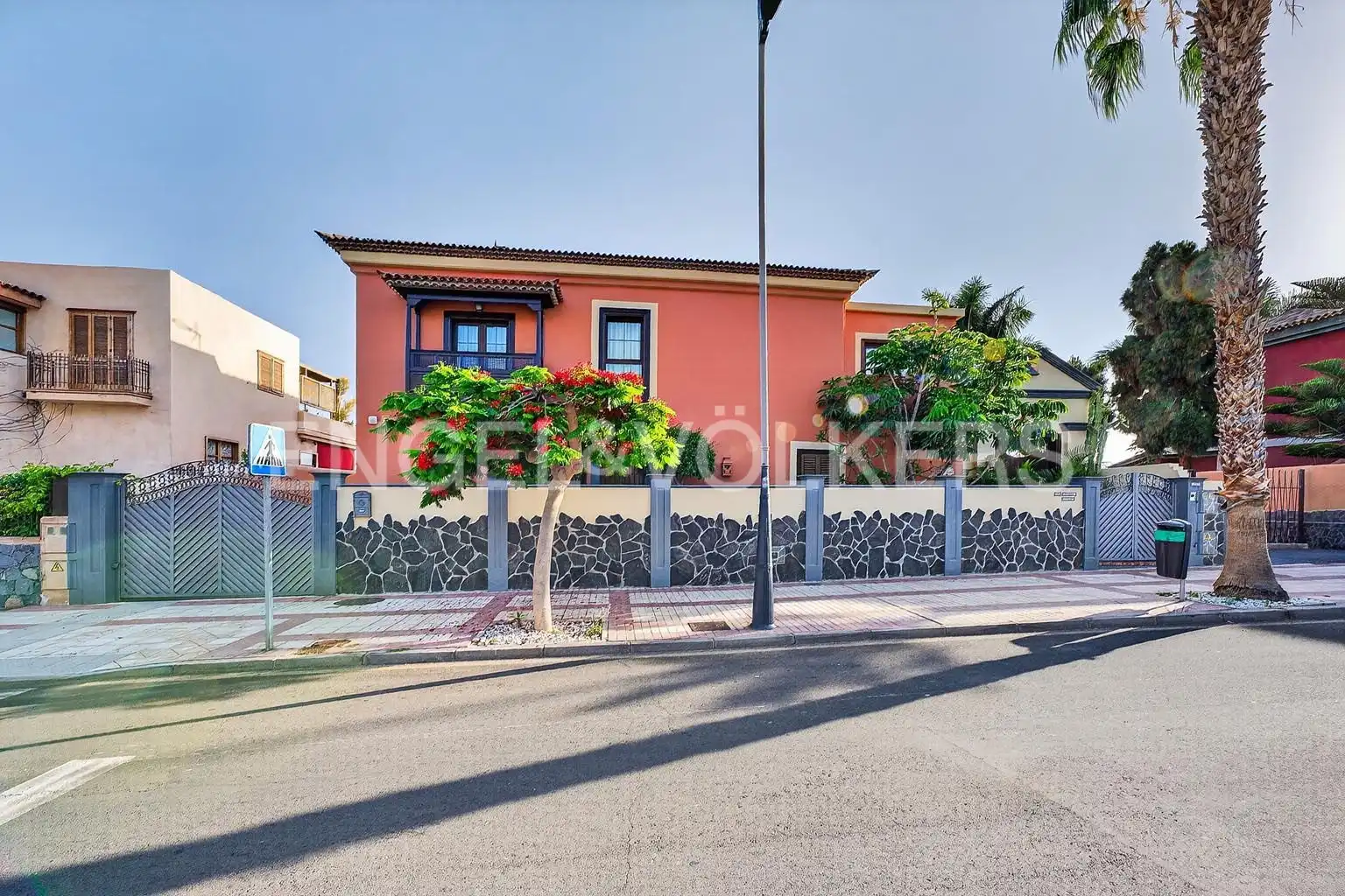 Vista exterior de Casa o xalet en venda en Adeje amb Terrassa, Piscina i Moblat