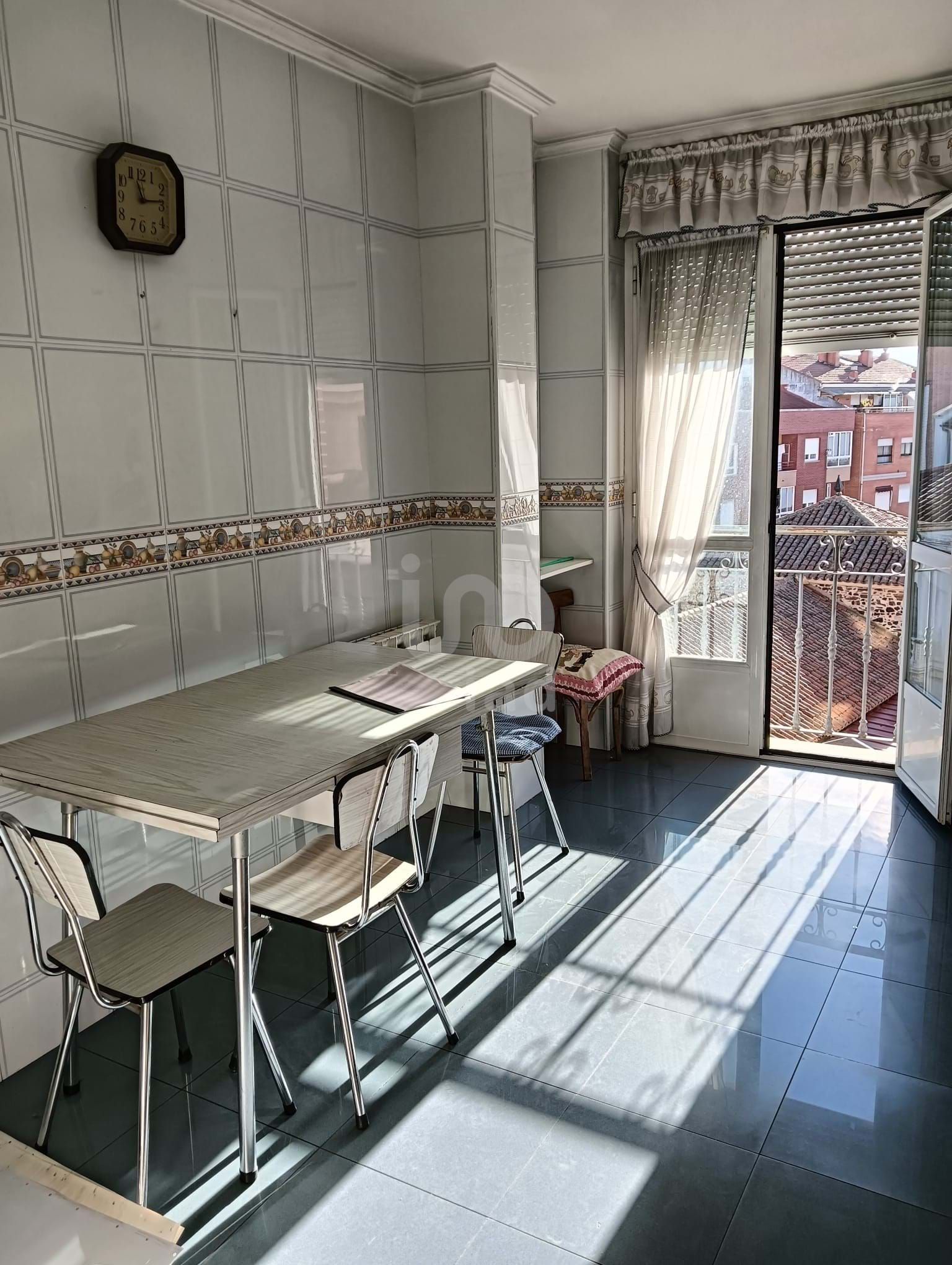 Dormitori de Pis en venda en La Bañeza  amb Calefacció i Terrassa