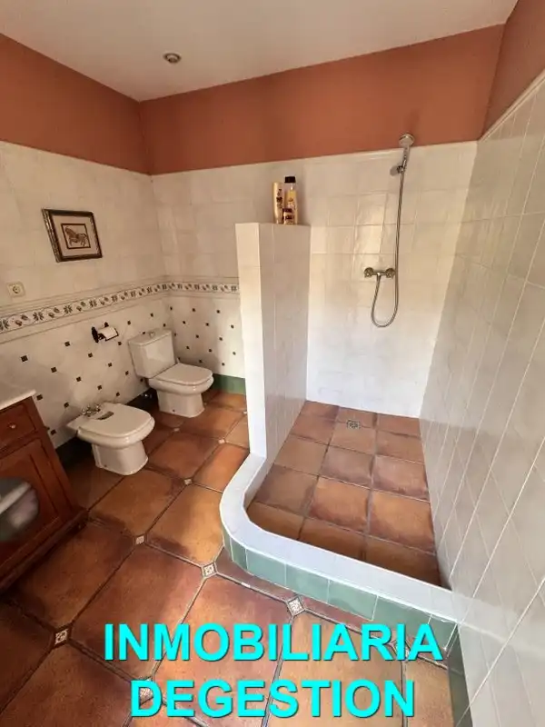 Bany de Casa adosada en venda en Linares amb Aire condicionat, Calefacció i Jardí privat