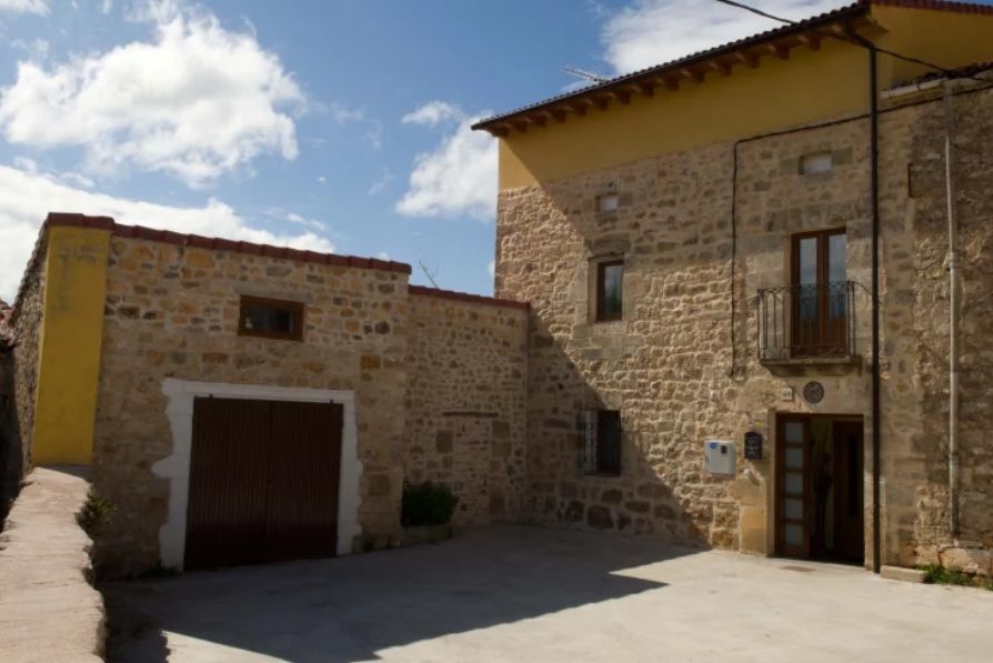 Vista exterior de Casa o xalet en venda en Merindad de Río Ubierna amb Calefacció, Jardí privat i Parquet