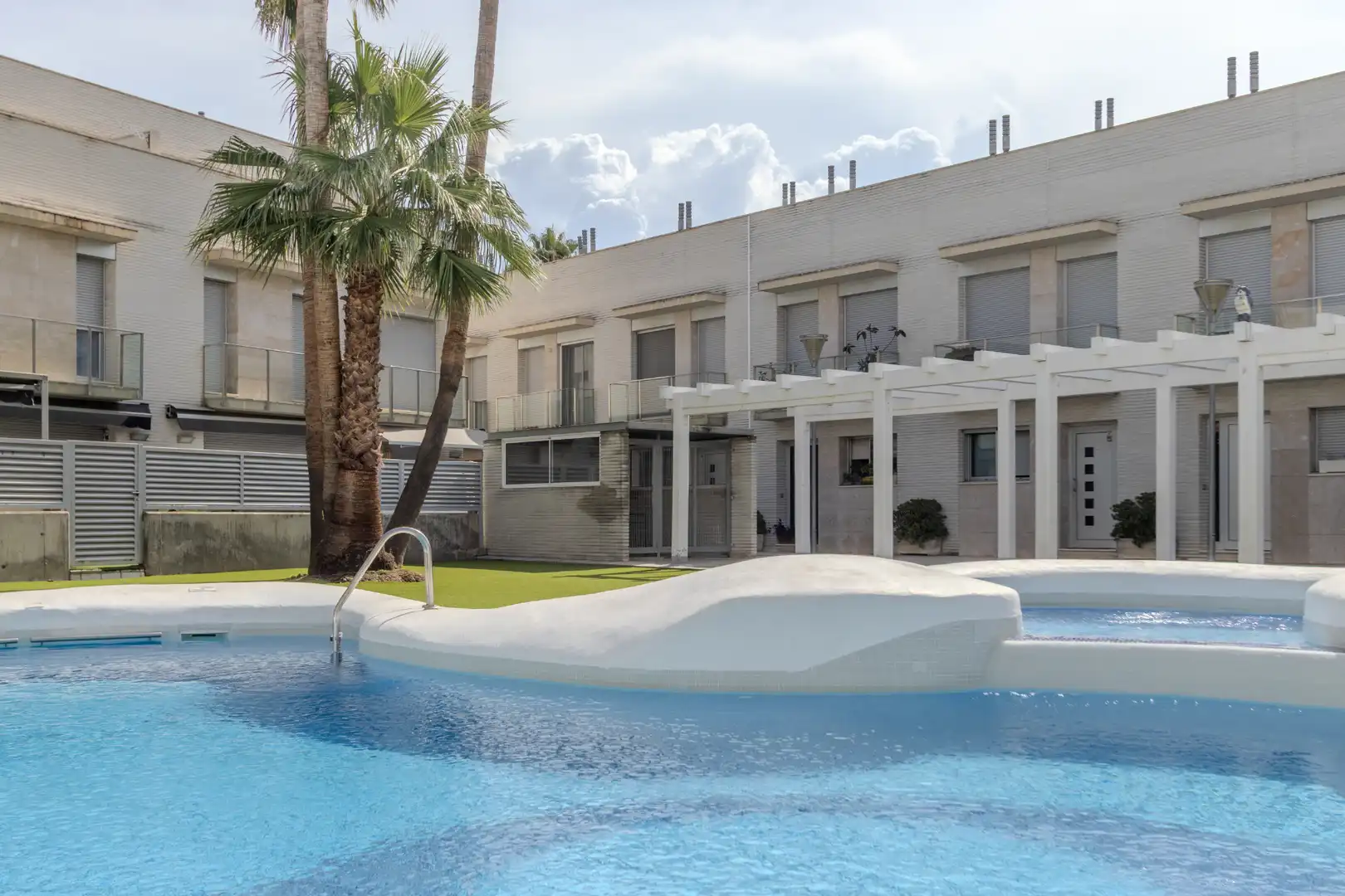Terraced house with pool for sale in Carrer Charlie Rivel
