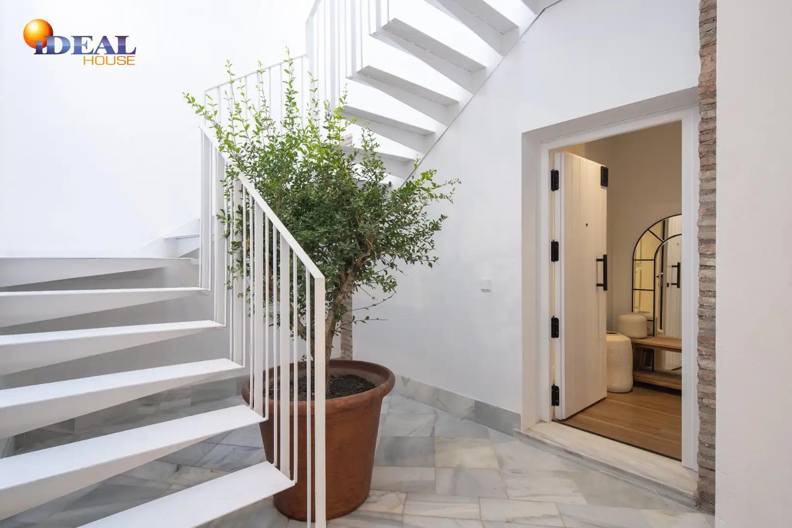 Flat for sale in Granada  with Air Conditioner