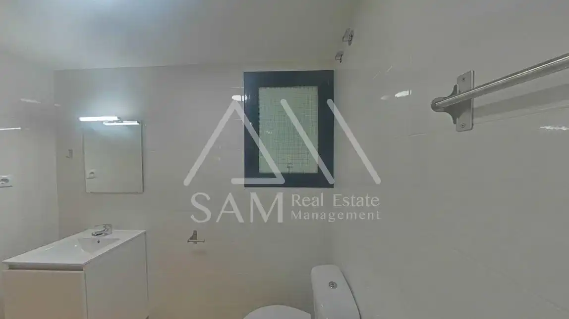 Bathroom of Ground floor for sale in Barcelona