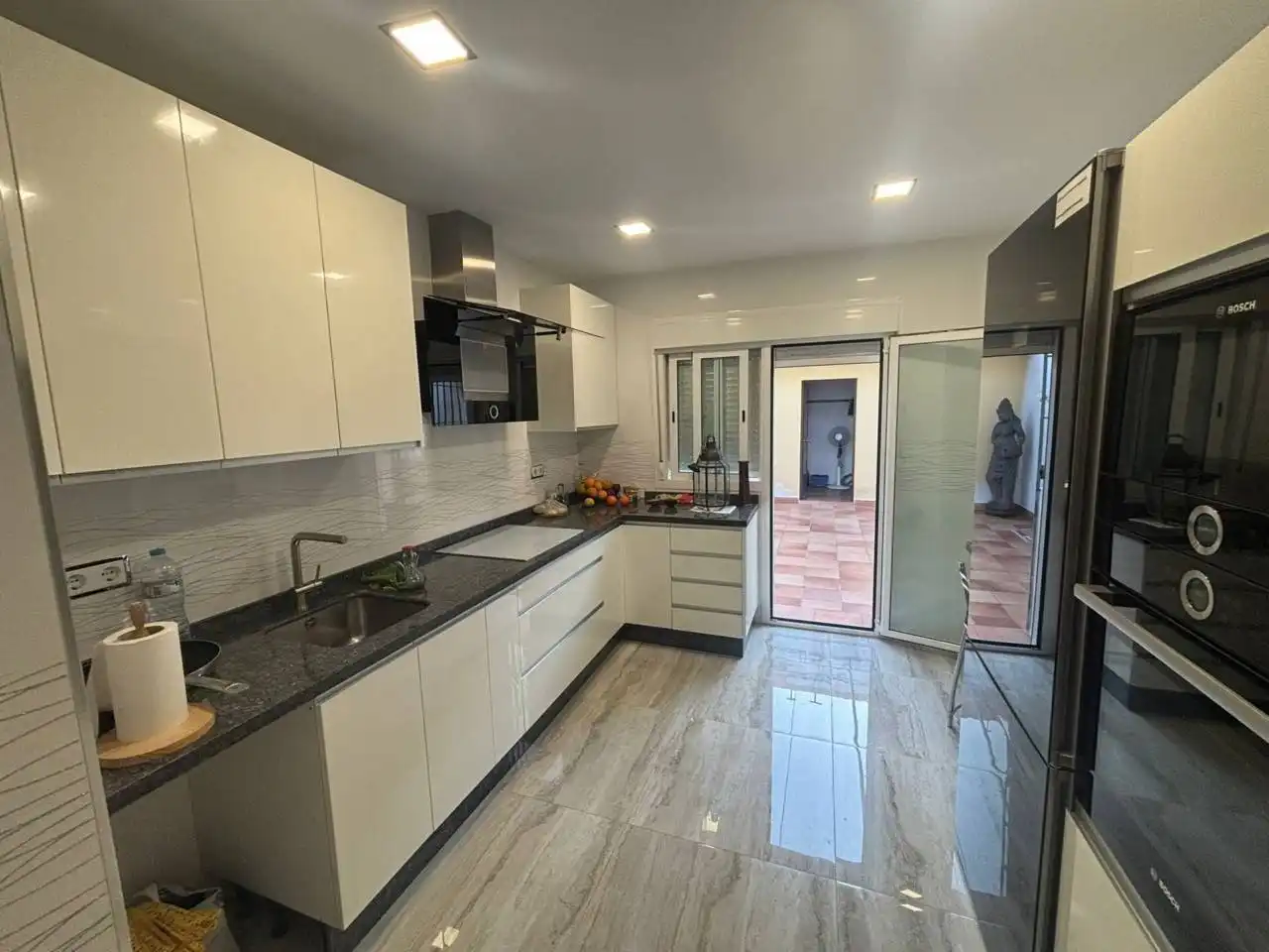 Cocina de Casa adosada en venta en Dos Hermanas con Aire acondicionado, Calefacción y Jardín privado