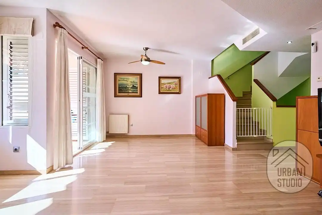 Sala d'estar de Casa o xalet en venda en Alicante / Alacant amb Aire condicionat, Calefacció i Terrassa