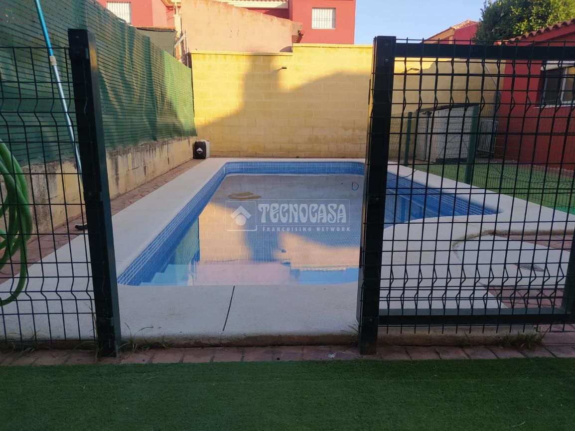 Piscina de Casa adosada en venda en Salteras amb Aire condicionat, Traster i Piscina