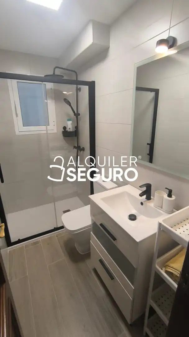 Bany de Pis de lloguer en Sevilla amb Aire condicionat