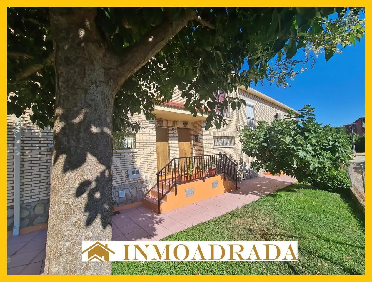 Exterior view of Houses for sale in La Adrada   with Private garden, Storage room and Balcony