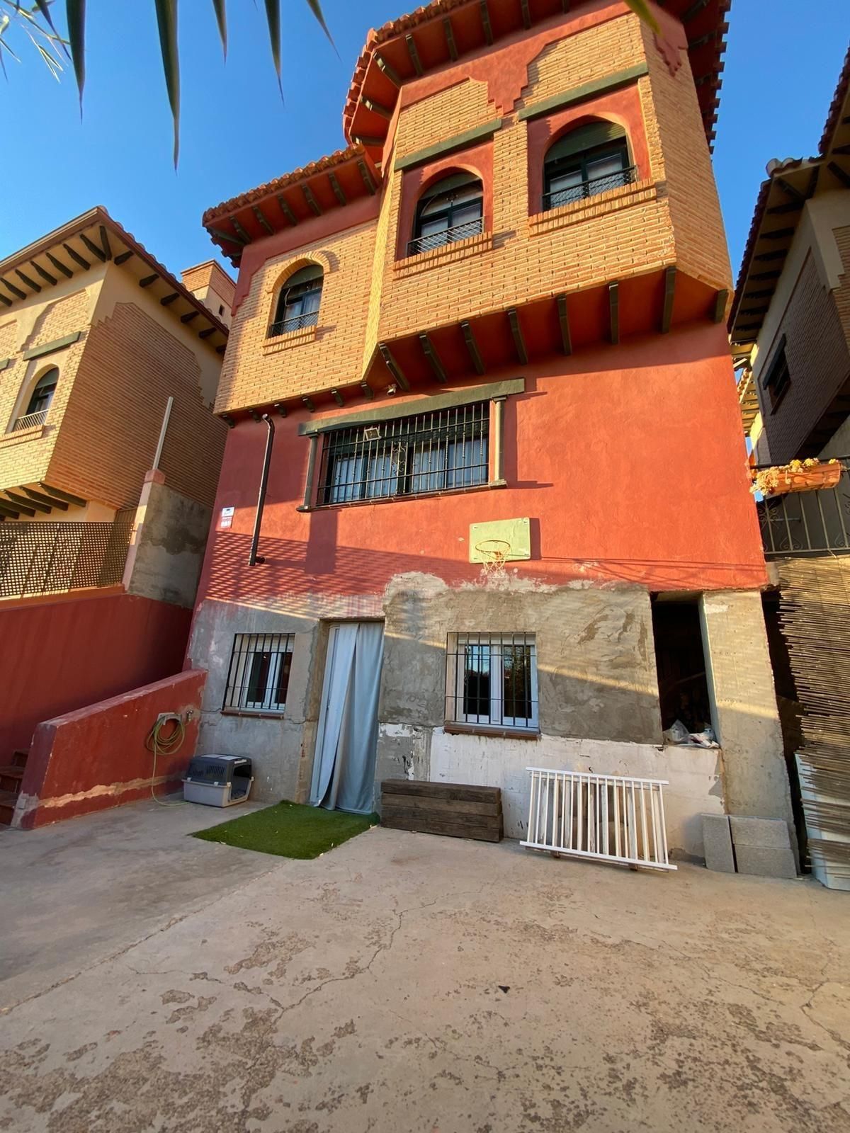 Vista exterior de Casa o xalet en venda en Jun amb Terrassa i Balcó