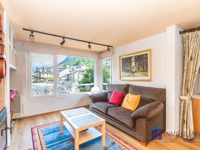Sala d'estar de Apartament en venda en Benasque amb Calefacció, Parquet i Traster