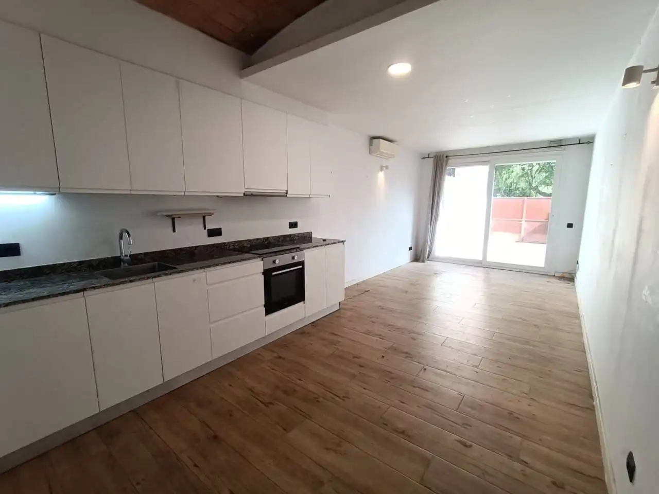 Küche von Haus oder Chalet zum Verkauf in Salt mit Klimaanlage, Heizung und Privatgarten