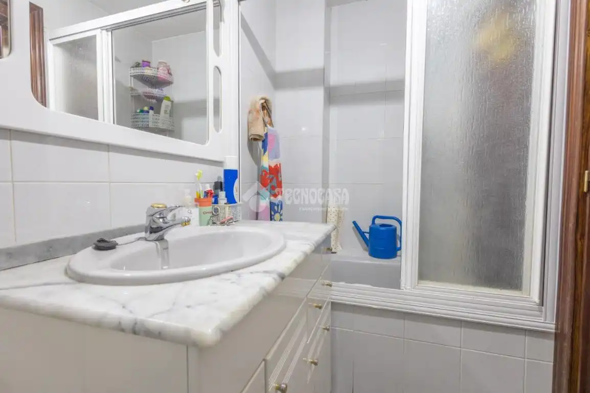 Bathroom of Flat for sale in Villares de la Reina  with Heating