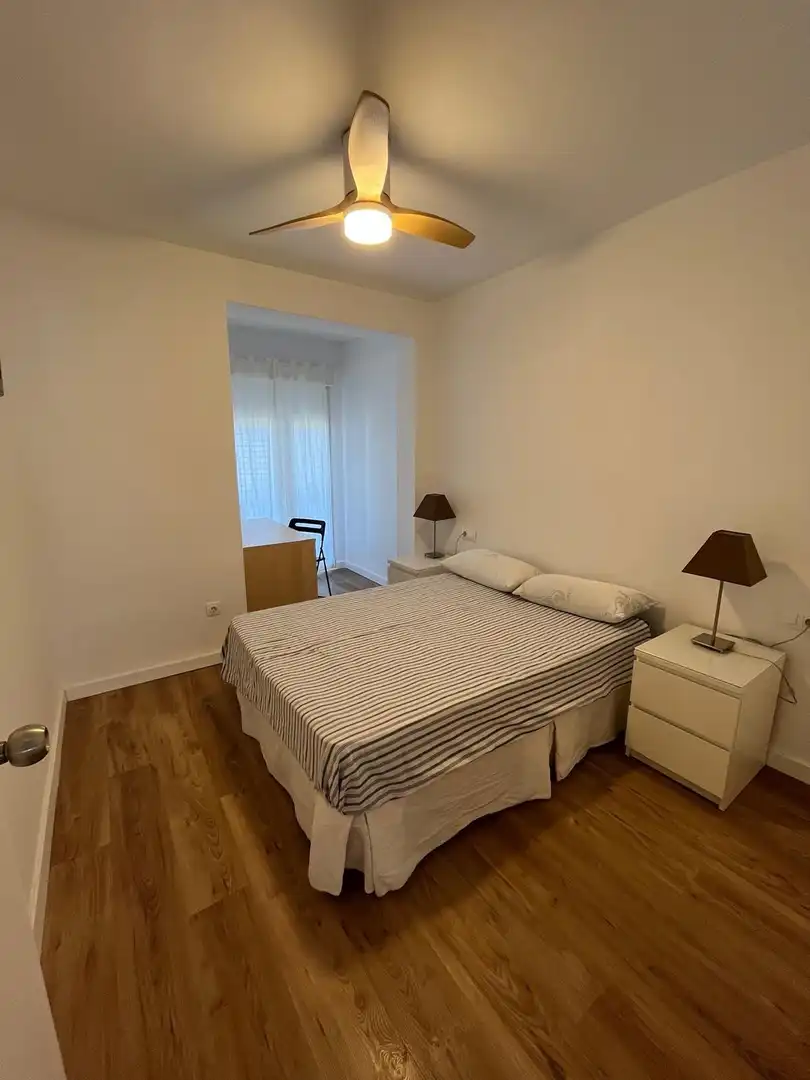 Dormitori de Pis de lloguer en Córdoba amb Parquet, Terrassa i Moblat