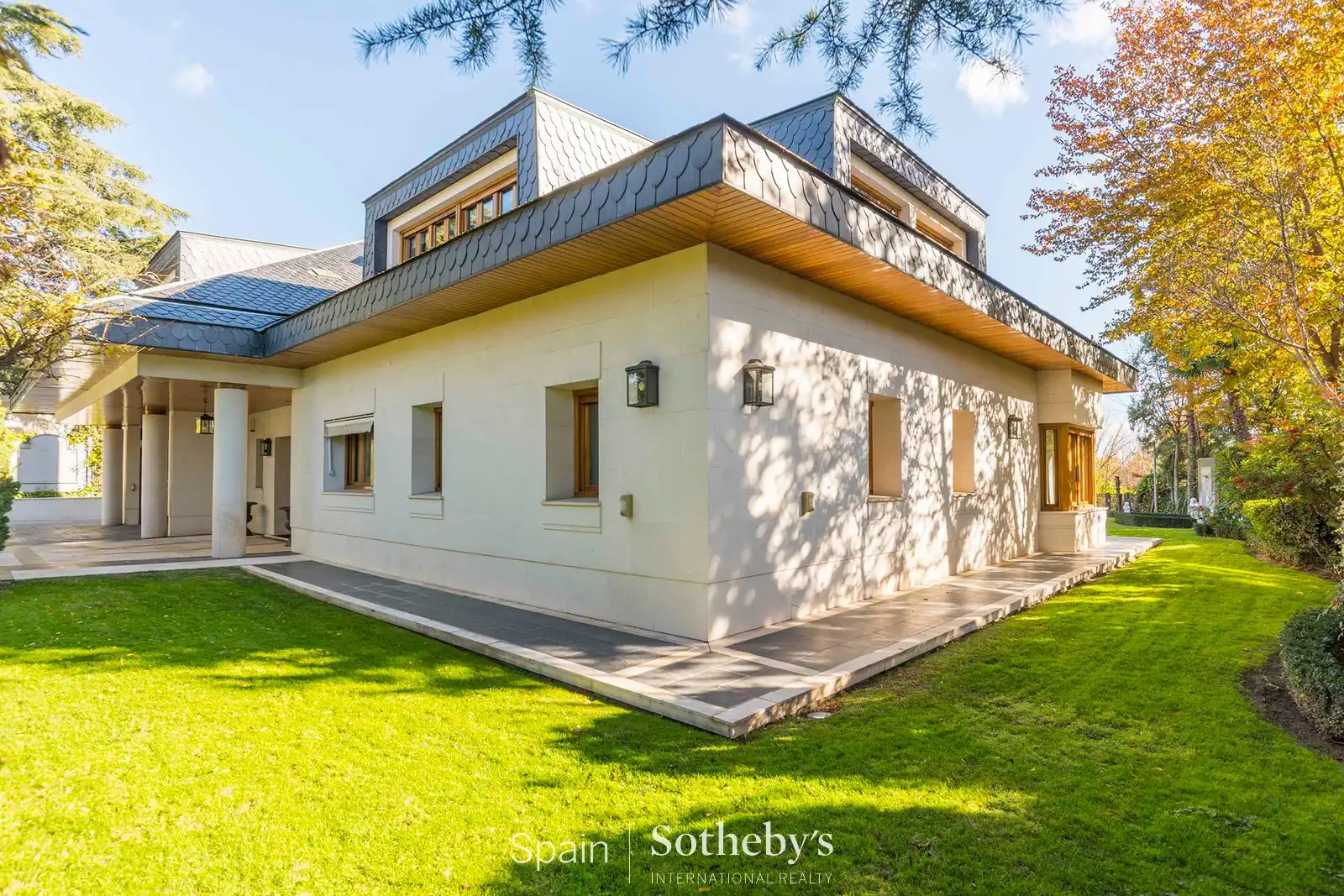 Vista exterior de Casa o chalet en venta en Madrid con Calefacción, Jardín privado y Piscina