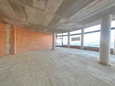 Locale commerciale in vendita a Anselm Clave