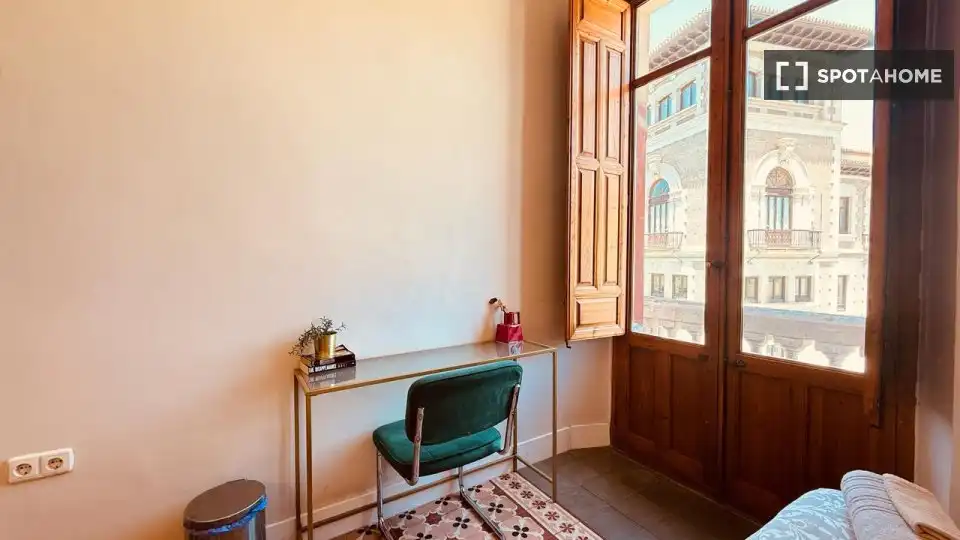 Dormitori de Estudi per a compartir en Granada amb Aire condicionat, Terrassa i Moblat