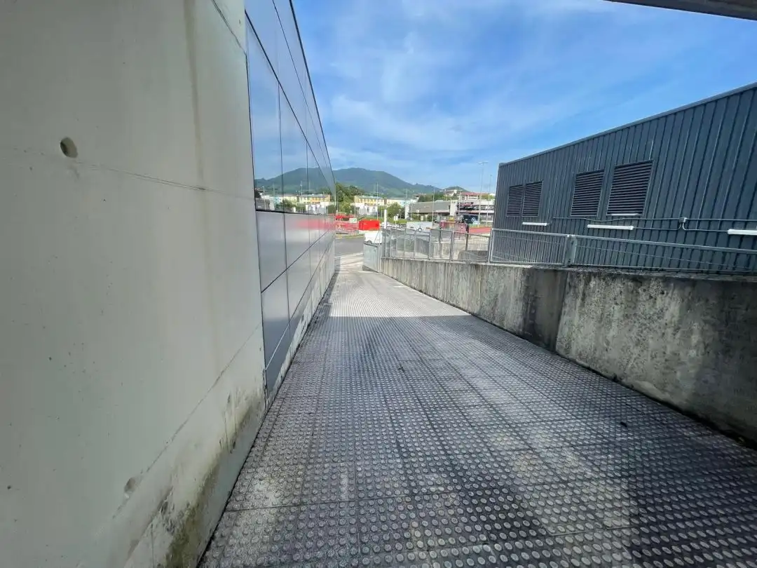 Parkplatz von Fabrikhallen zum Verkauf in Azkoitia