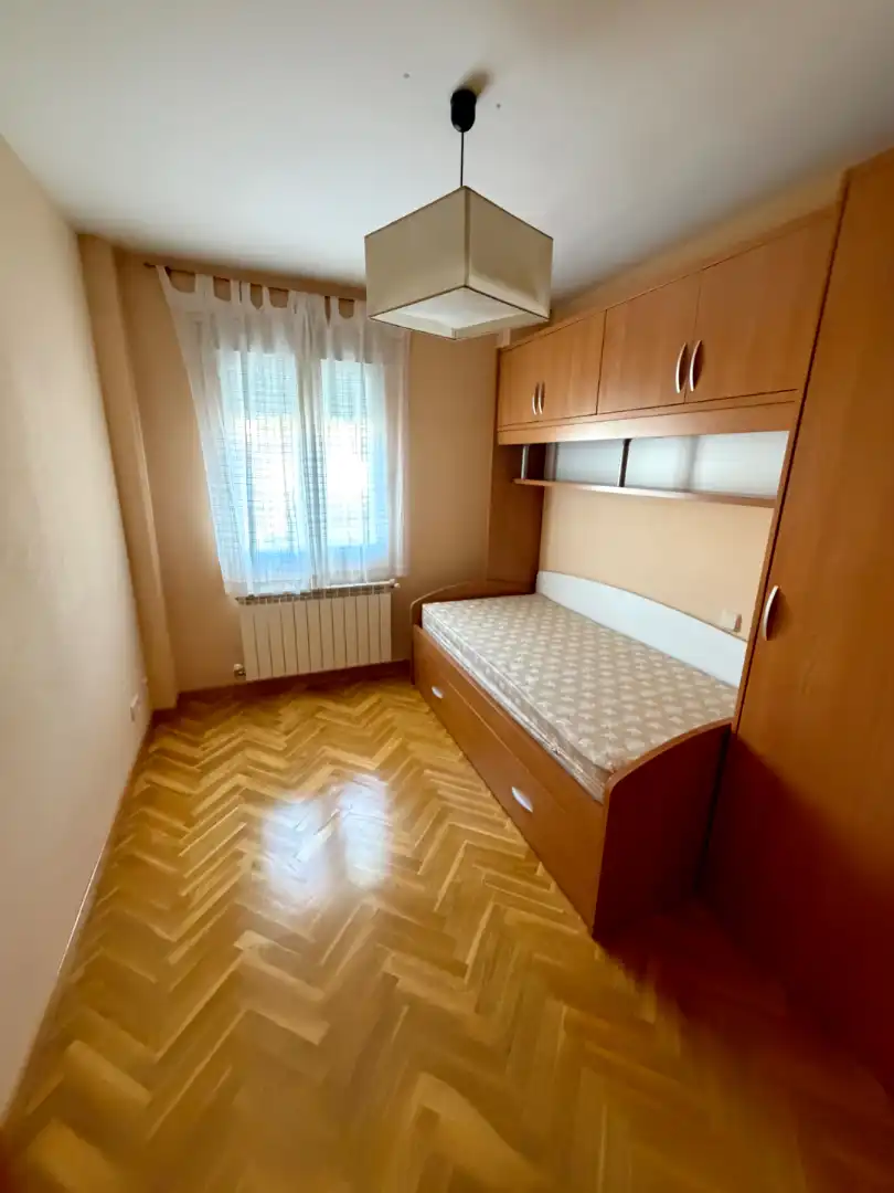 Schlafzimmer von Erdgeschoss zur Miete in La Lastrilla  mit Heizung, Parkett und Terrasse