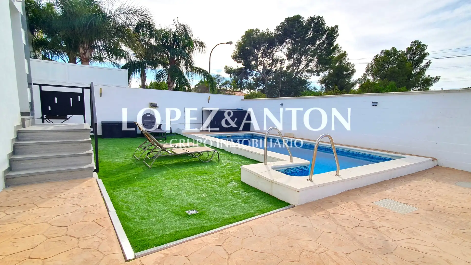 Swimming pool of Houses for sale in L'Eliana  with Air Conditioner, Heating and Private garden