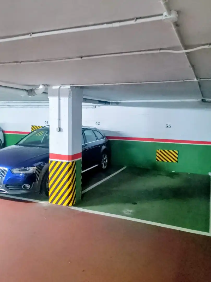 Aparcament de Pis de lloguer en Oviedo  amb Calefacció, Parquet i Terrassa