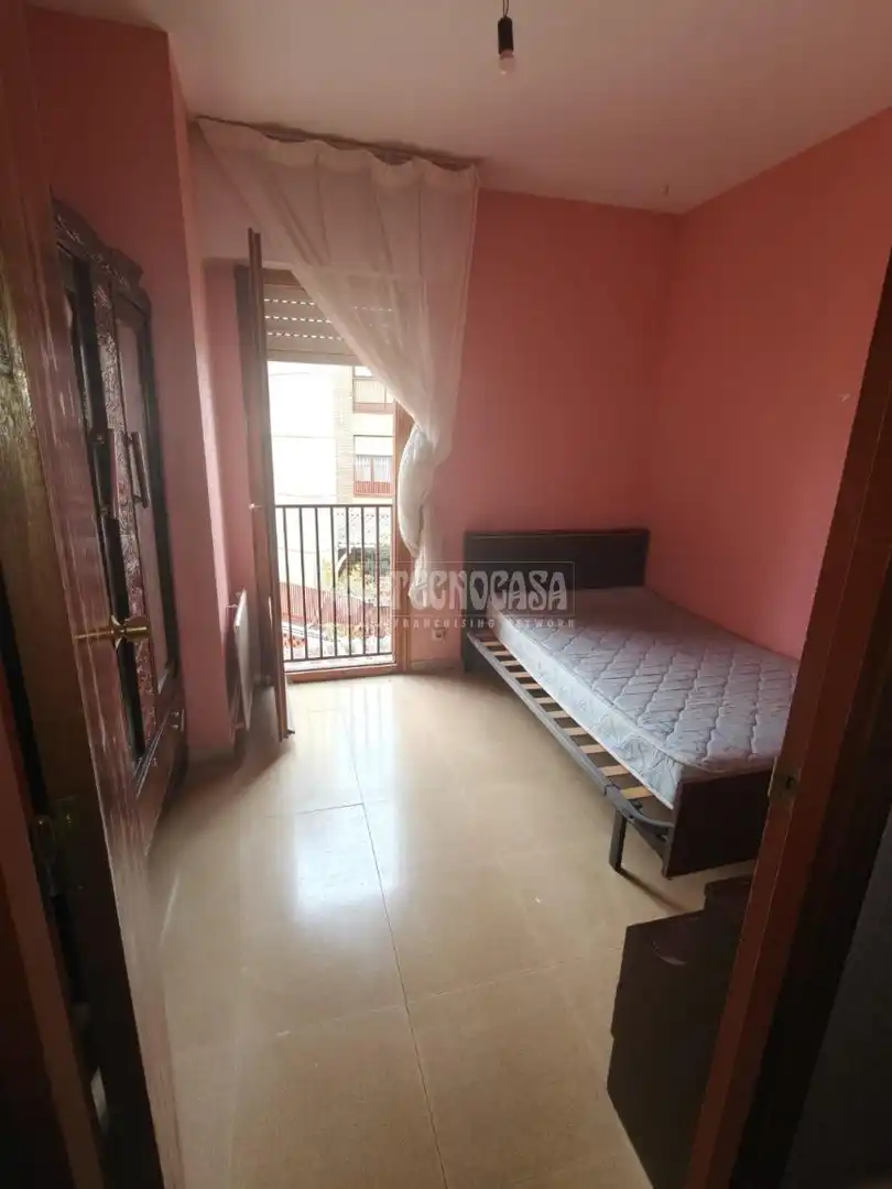 Habitación de Piso en venta en La Bañeza  con Calefacción, Terraza y Trastero