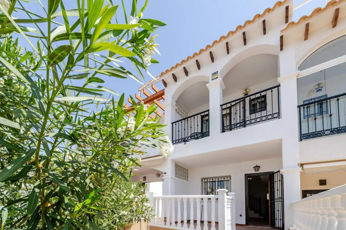Vista exterior de Casa adosada en venda en Orihuela amb Aire condicionat, Calefacció i Piscina