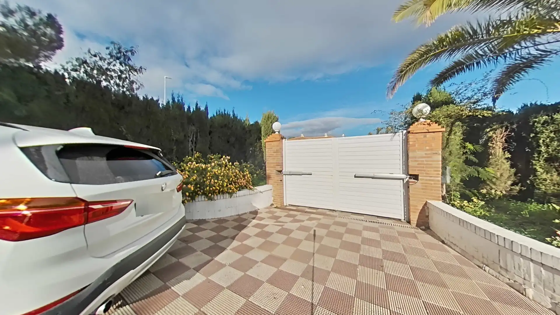 Vista exterior de Casa o xalet en venda en Alhaurín de la Torre amb Aire condicionat, Calefacció i Jardí privat