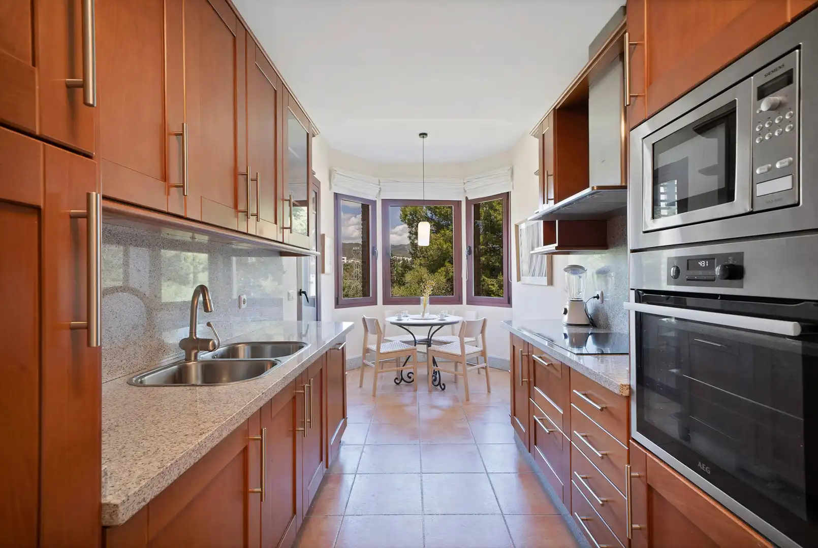 Cuina de Apartament en venda en Marbella amb Aire condicionat, Calefacció i Jardí privat