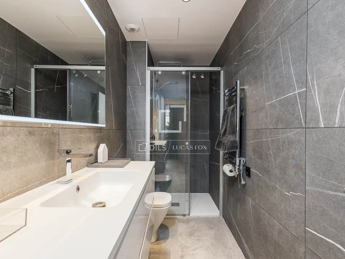 Bathroom of Attic for sale in Barcelona  with Air Conditioner, Heating and Parquet flooring