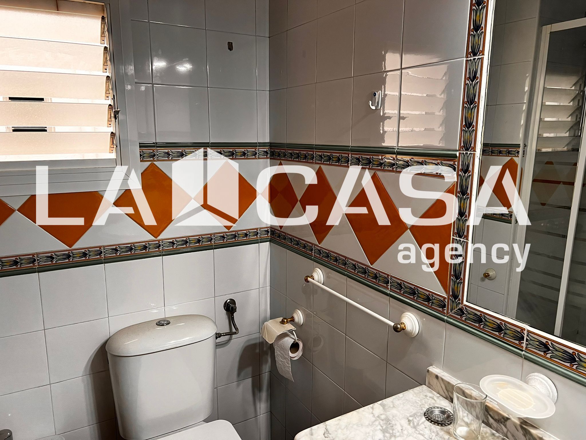 Bathroom of Flat for sale in Dos Hermanas  with Air Conditioner and Terrace