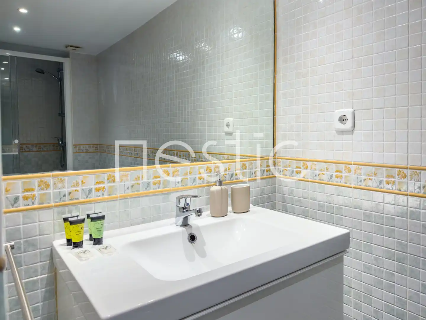 Bany de Apartament de lloguer en Madrid amb Aire condicionat, Calefacció i Moblat