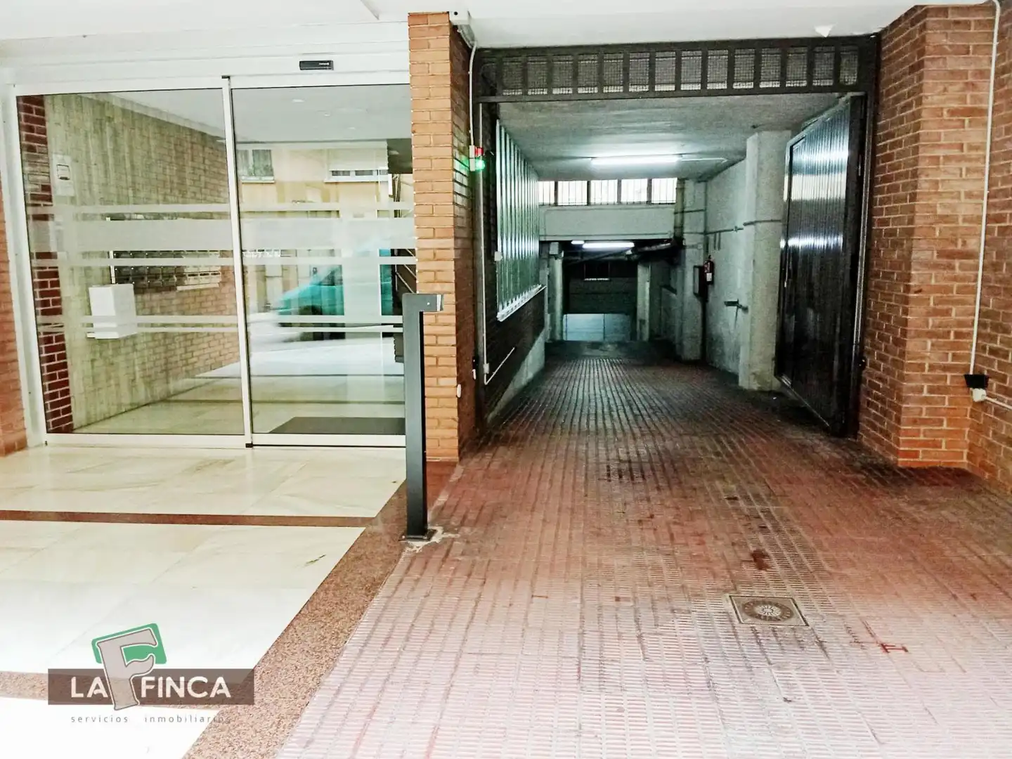 Aparcament de Pis de lloguer en Oviedo  amb Calefacció, Parquet i Terrassa