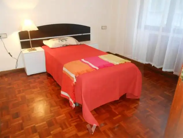 Habitación de Piso de alquiler en Oviedo  con Calefacción, Terraza y Amueblado
