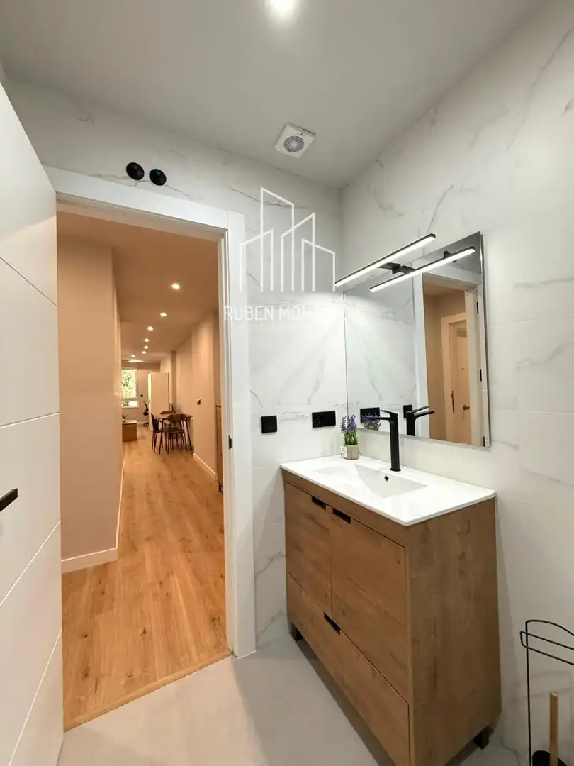 Bathroom of Apartments for rent in Salamanca  with Heating, Parquet flooring and Furnished