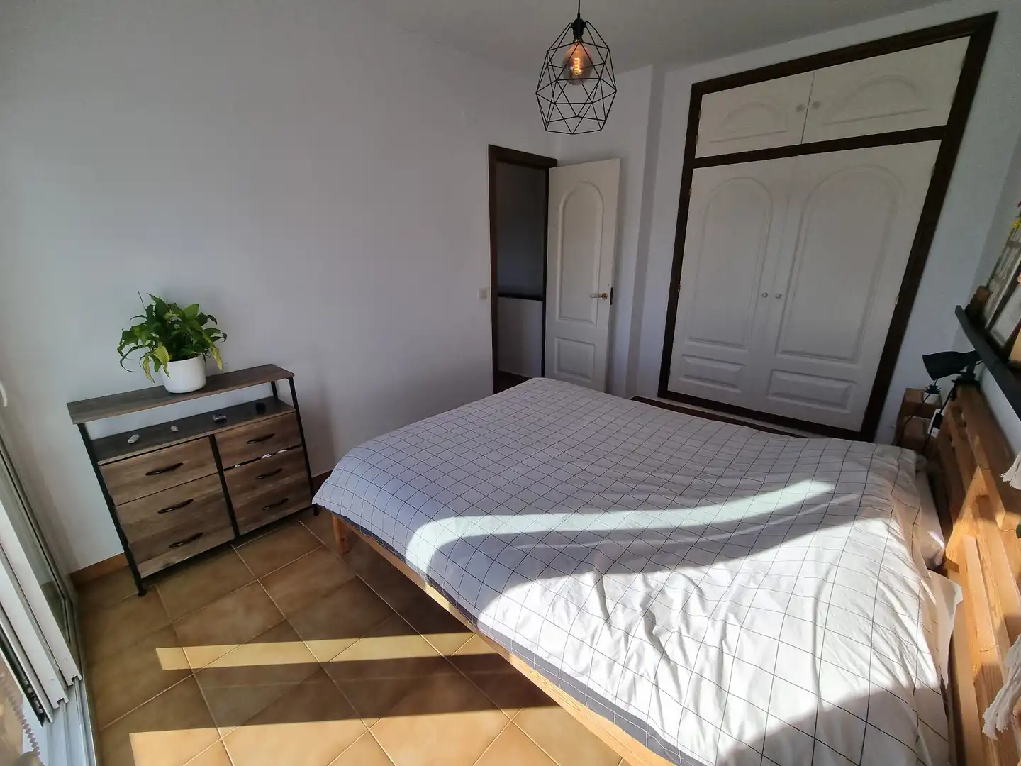 Schlafzimmer von Einfamilien-Reihenhaus zum Verkauf in Roses mit Klimaanlage, Heizung und Privatgarten