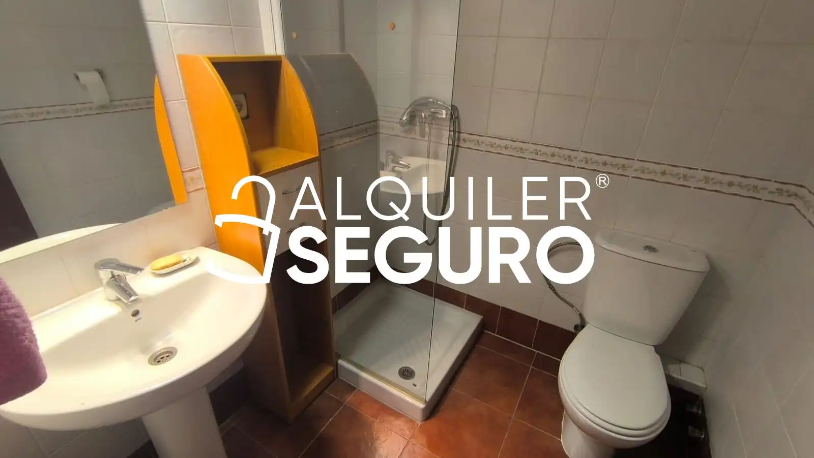 Bathroom of Flat for rent in Sevilla  with Air Conditioner and Furnished