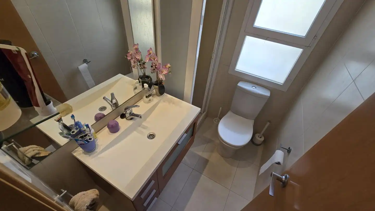 Baño de Apartamento de alquiler en Gandia con Terraza, Amueblado y Piscina comunitaria