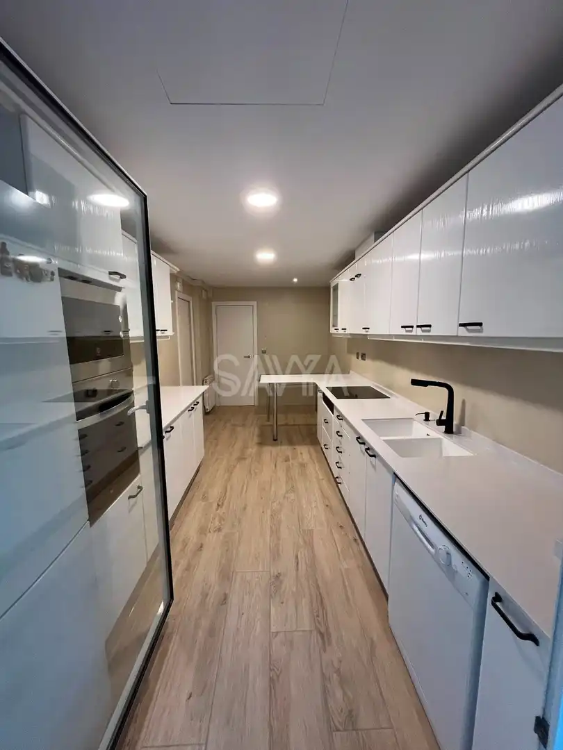 Cuina de Pis de lloguer en Barcelona amb Aire condicionat, Calefacció i Terrassa