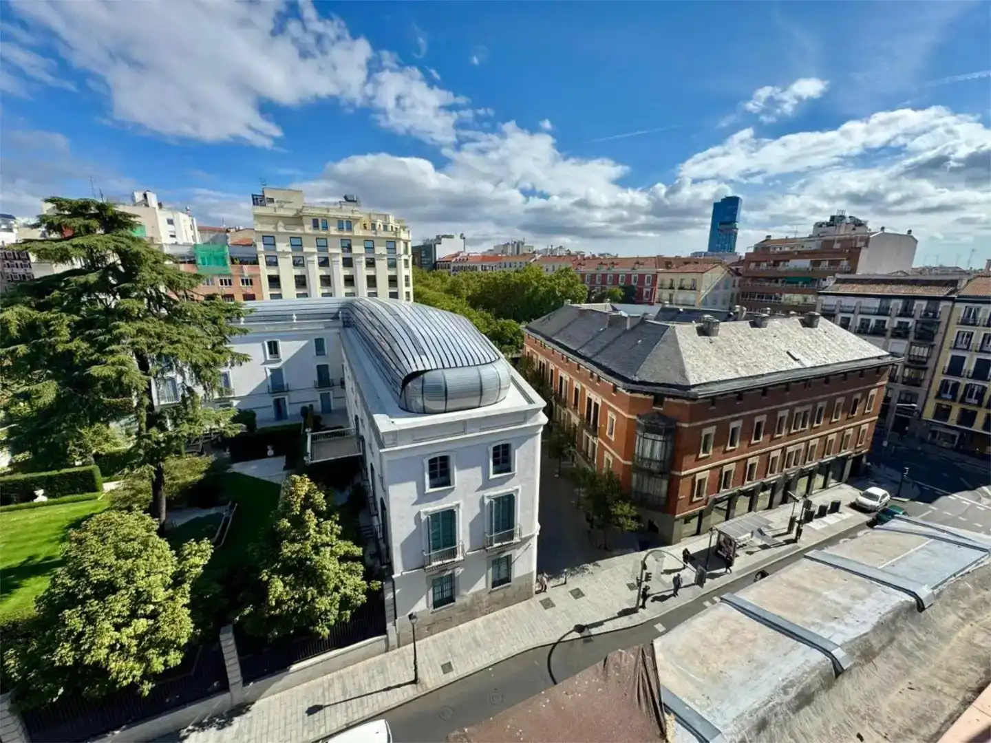 Vista exterior de Àtic de lloguer en  Madrid Capital amb Aire condicionat