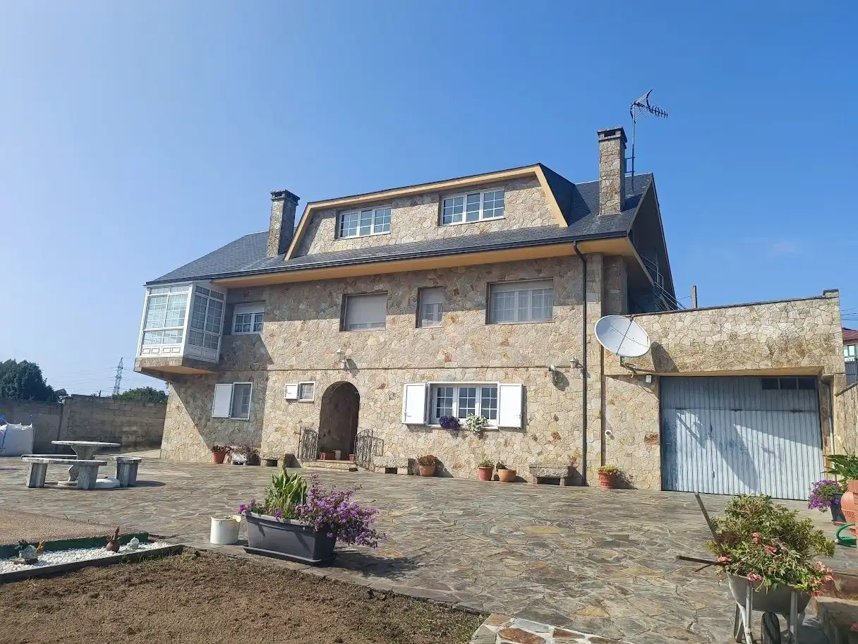 Vista exterior de Casa o chalet en venta en A Coruña Capital  con Calefacción, Jardín privado y Piscina