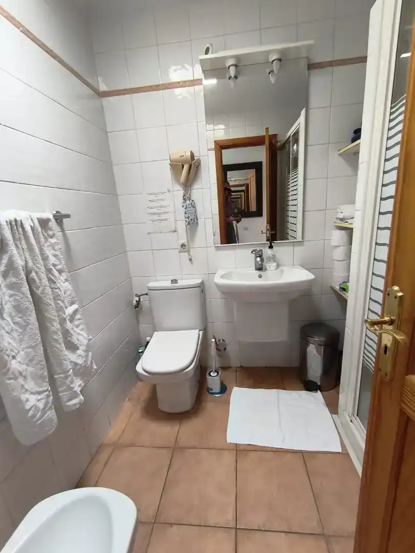 Badezimmer von Maisonette zur Miete in San Bartolomé de Tirajana mit Parkett, Möbliert und Waschmaschine