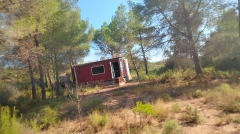 Está solitario (4-5 casas alrededor pero separadas), está aislado, es muy tranquilo.  A unos 2 km de Bodegas de Pardanchinos. Sin