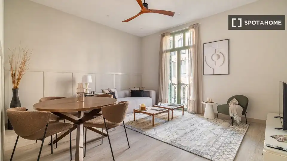 Flat with terrace to rent in Eixample